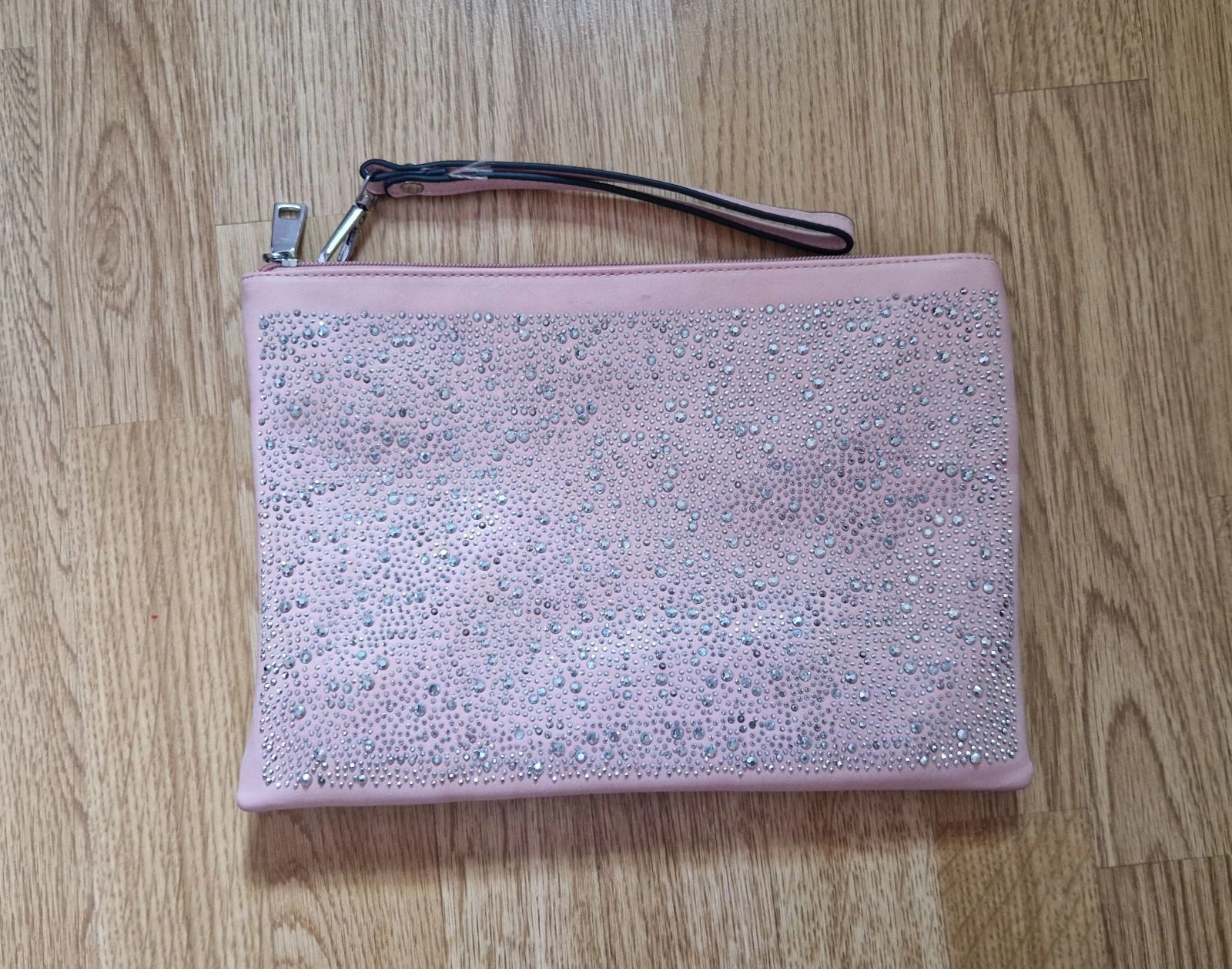 Bolso de mano rosa con pedrería plateada, correa desmontable